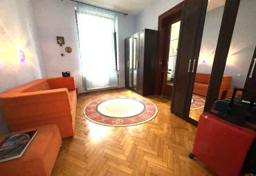 Apartament in vila, 4 camere, intrare separata, curte proprie, vizavi de Parcul Cismigiu